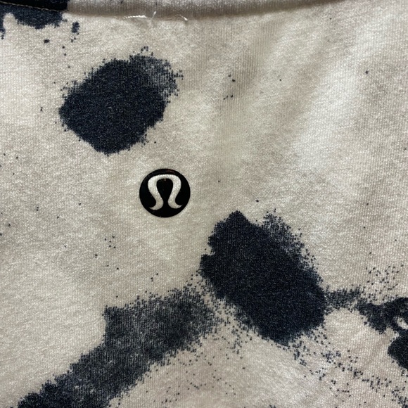 Lululemon V-Neck Short Sleeve Cow Print/Black and White Tie Dye Print Tee - Picture 4 of 4